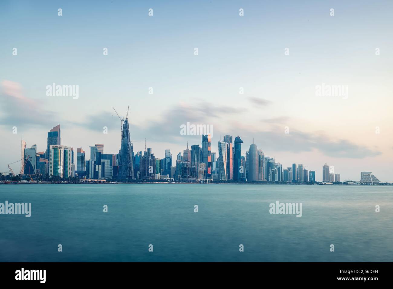 Vue panoramique sur Doha tôt le matin. Plage de la Corniche de Doha Banque D'Images