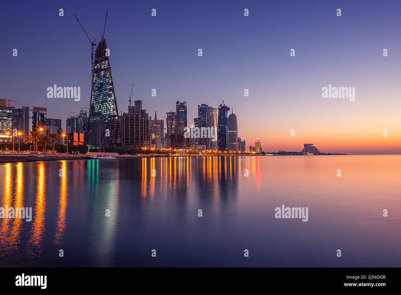 Vue panoramique sur Doha tôt le matin. Plage de la Corniche de Doha Banque D'Images