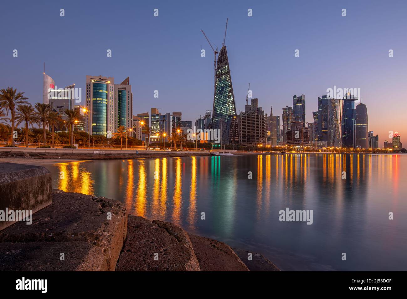 Vue panoramique sur Doha tôt le matin. Plage de la Corniche de Doha Banque D'Images