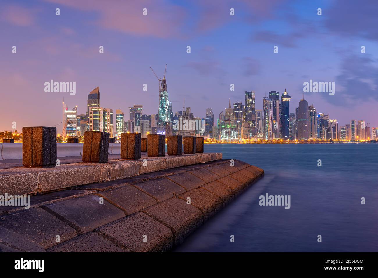 Vue panoramique sur Doha tôt le matin. Plage de la Corniche de Doha Banque D'Images