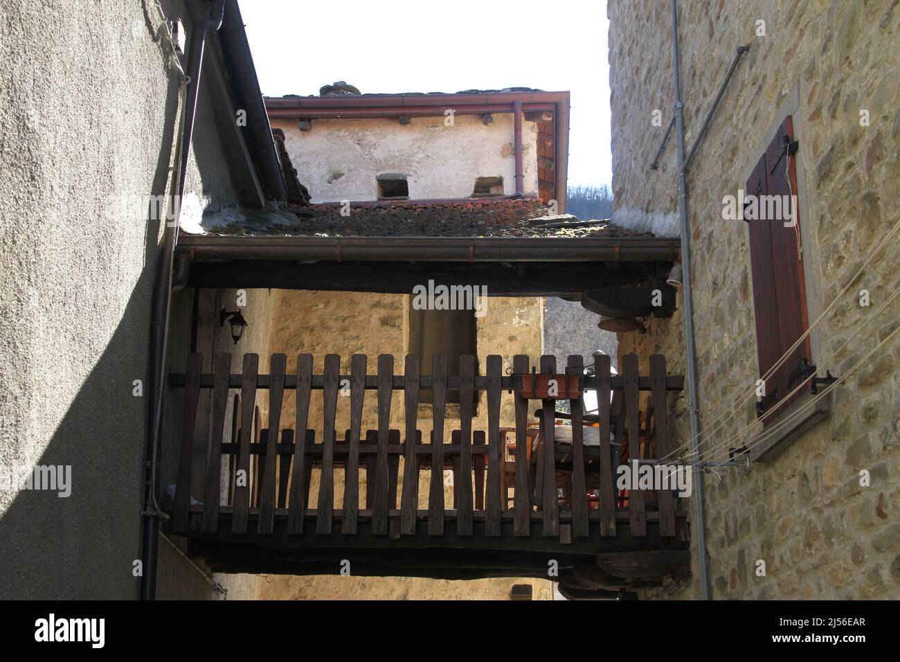 Petite connexion surélevée entre anciennes maisons en pierre dans la province de Bologne (Émilie-Romagne), Italie Banque D'Images