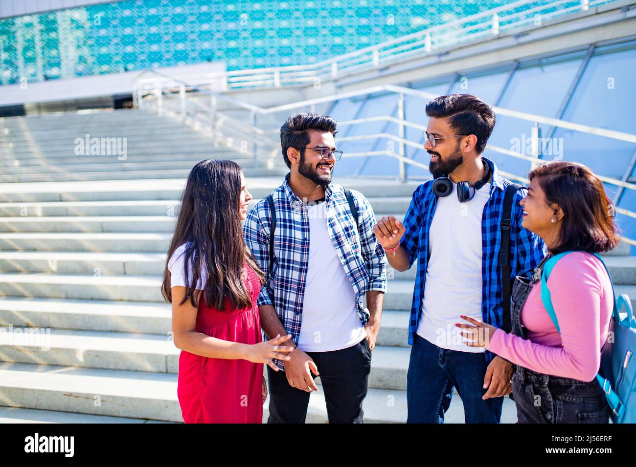 l'amitié ethnique indienne en groupe dans le parc le jour ensoleillé Banque D'Images