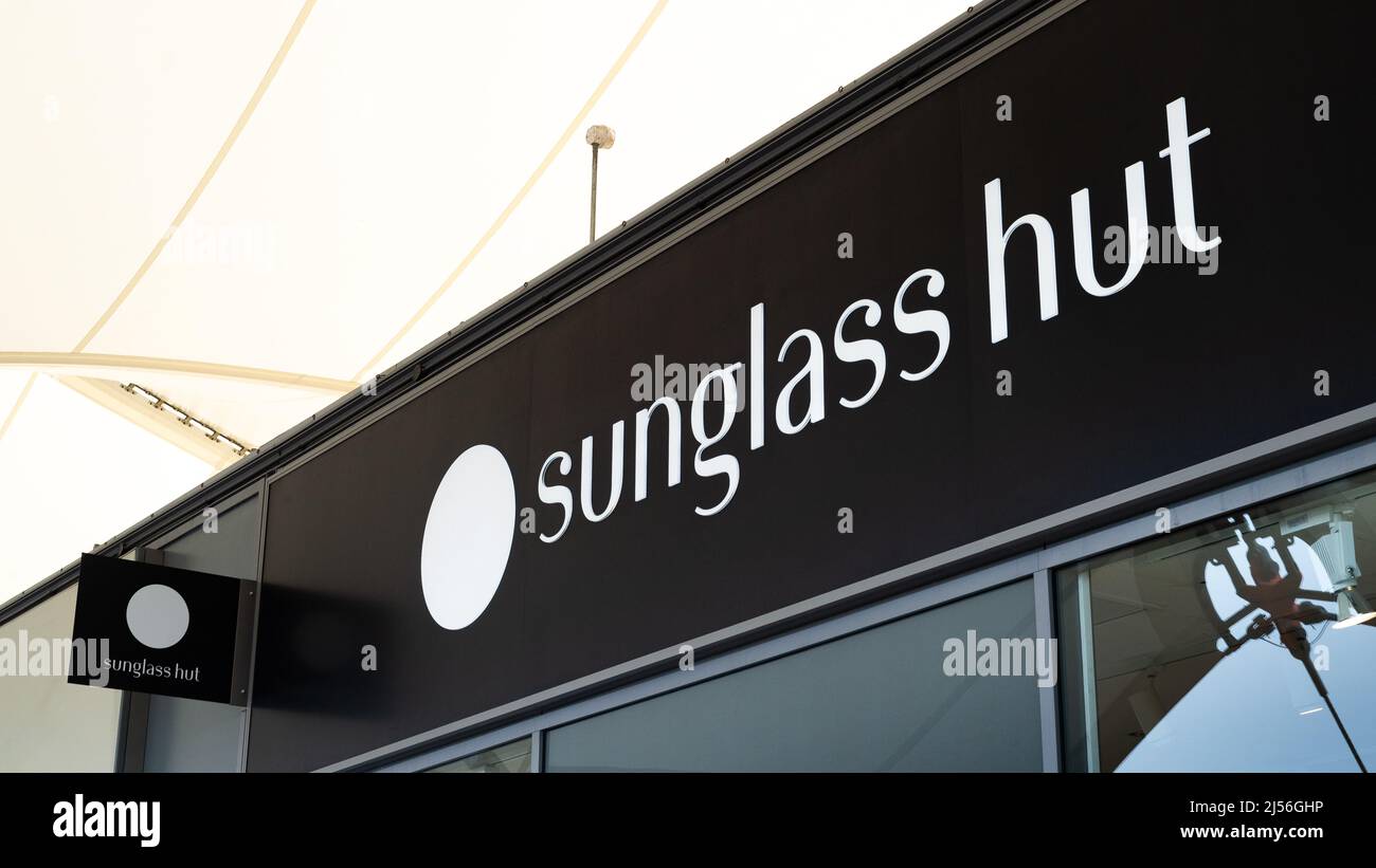 Panneau d'entrée du magasin de lunettes de soleil Hut le 10 avril 2022 au Ashford Outlet Center, Kent, Angleterre. Banque D'Images