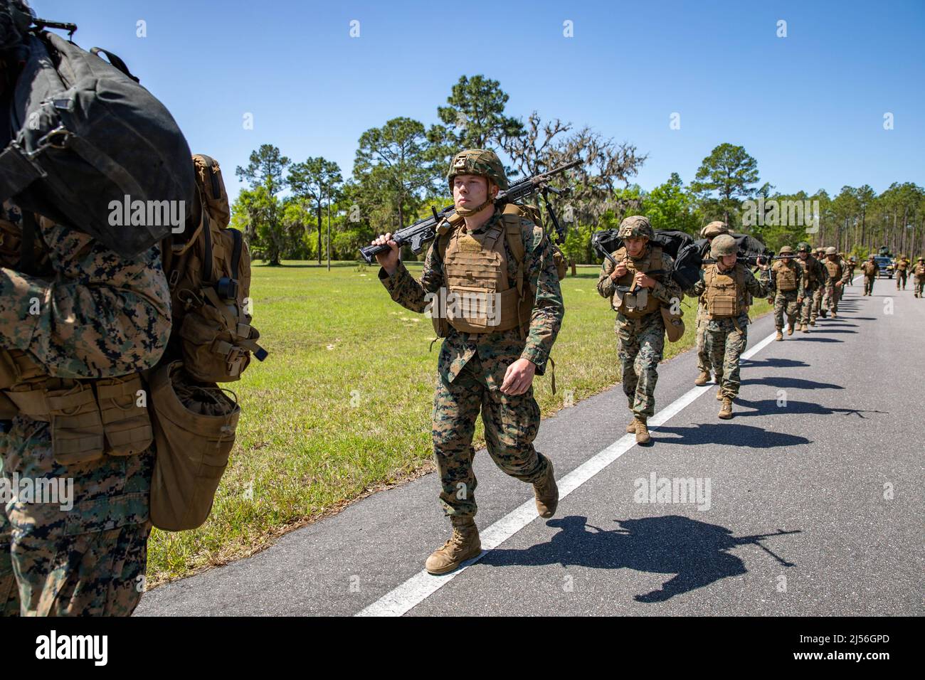 Camp Blanding, Floride, États-Unis. 28th mars 2022. U.S. Marines avec combat Logistics Regiment 37, 3rd Marine Logistics Group Participez à une randonnée avec M240B mitrailleuses moyennes pendant l'exercice Atlantic Dragon sur Camp Blanding, Floride, États-Unis, le 28 mars 2022. Atlantic Dragon est un exercice de génération de force qui pousse le CLR-37 à être un groupe d'opérations d'assemblage d'arrivée pour fournir un soutien logistique tactique à la Force expéditionnaire maritime de l'IMII. L'exercice consiste en une tactique expérimentale de déchargement de la force maritime prépositionnée de l'équipement militaire qui soutient l'entraînement d'exercice sur le terrain pour moi Banque D'Images