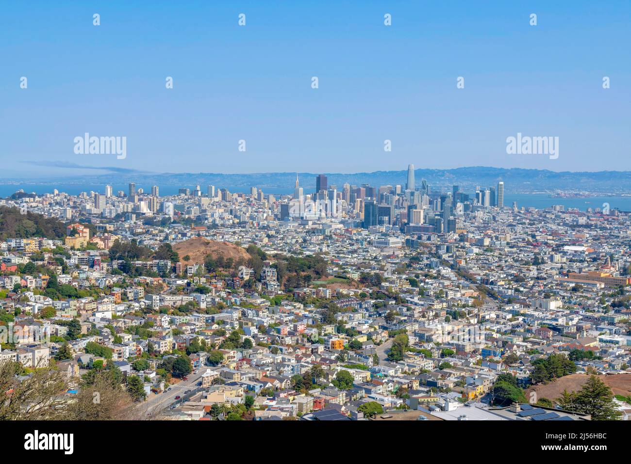 Vue sur la zone résidentielle et commerciale de San Francisco depuis Twin Peaks en Californie Banque D'Images