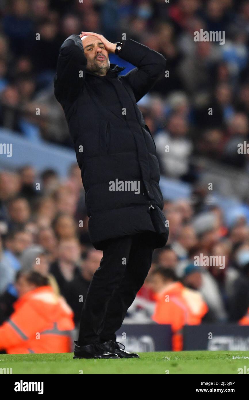 Manchester, Royaume-Uni, 20 avril 2022, PEP Guardiola, directrice de Manchester City, réagit au toucher. Date de la photo : jeudi 21 avril 2022. Le crédit photo devrait se lire: Anthony Devlin/Alamy Live News/Alamy Live News Banque D'Images