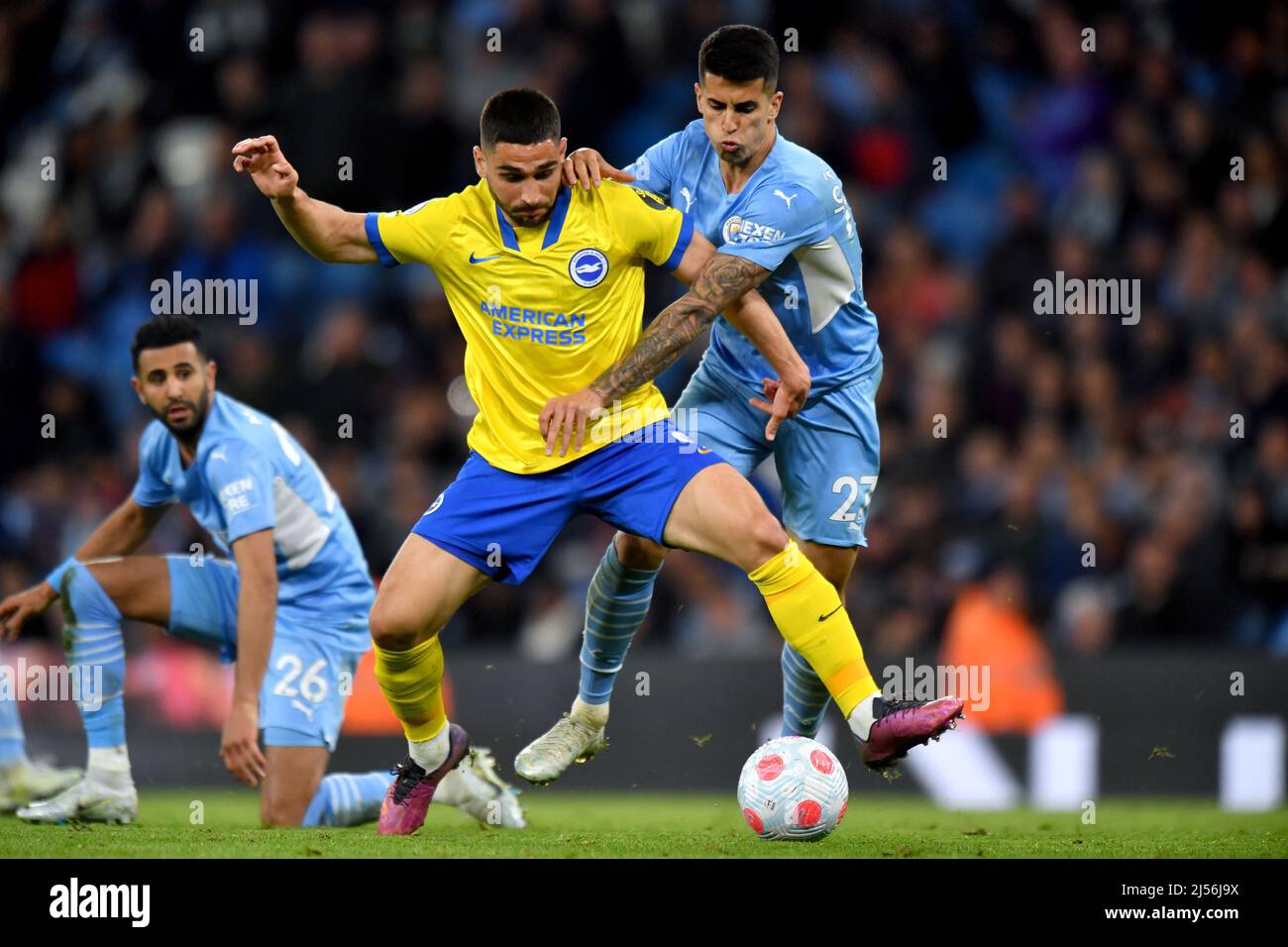 Manchester, Royaume-Uni, 20 avril 2022, Jurgen Locadia de Brighton et Hove Albion et Joao Cancelo de Manchester City se battent pour le ballon. Date de la photo : jeudi 21 avril 2022. Le crédit photo devrait se lire: Anthony Devlin/Alamy Live News/Alamy Live News Banque D'Images