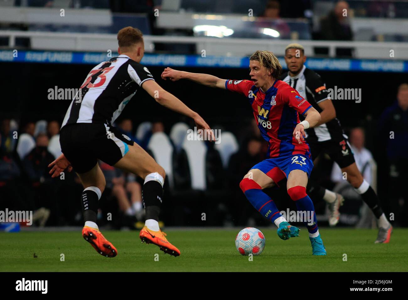 NEWCASTLE UPON TYNE, ROYAUME-UNI. AVR 20TH. Le Conor Gallagher du Crystal Palace prend le contrôle de Dan Burn de Newcastle United lors du match de la Premier League entre Newcastle United et Crystal Palace à St. James's Park, Newcastle, le mercredi 20th avril 2022. (Crédit : Michael Driver | MI News) crédit : MI News & Sport /Alay Live News Banque D'Images