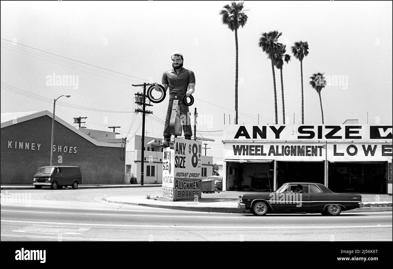 Tire Shop avec figure publicitaire géante, Lincoln Blvd., Santa Monica, CA, Banque D'Images