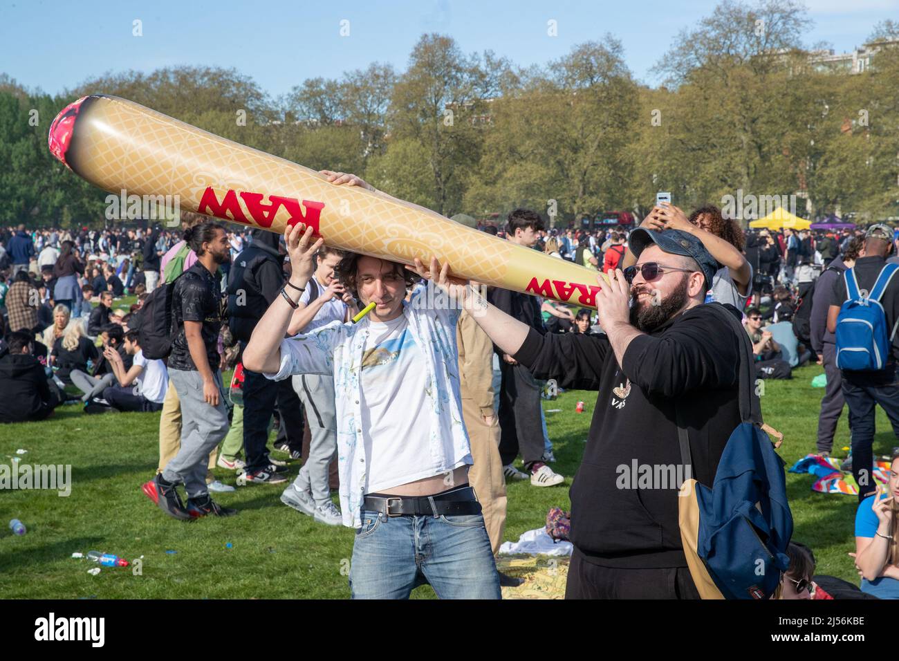 LONDRES, AVRIL 20 2022. Des milliers de personnes se rassemblent à Hyde Park à Londres pour célébrer 4/20, autrement connu sous le nom de World Weed Day, : cet événement est observé chaque année dans le monde entier par des fumeurs de cannabis pour protester contre la légalisation de la marijuana. Banque D'Images