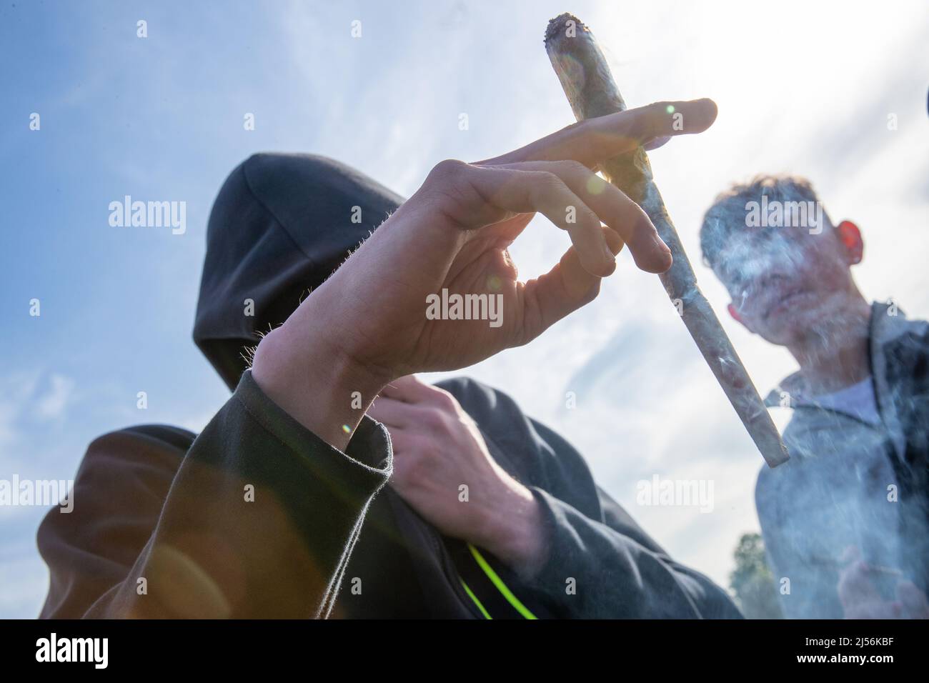 LONDRES, AVRIL 20 2022. Des milliers de personnes se rassemblent à Hyde Park à Londres pour célébrer 4/20, autrement connu sous le nom de World Weed Day, : cet événement est observé chaque année dans le monde entier par des fumeurs de cannabis pour protester contre la légalisation de la marijuana. Banque D'Images