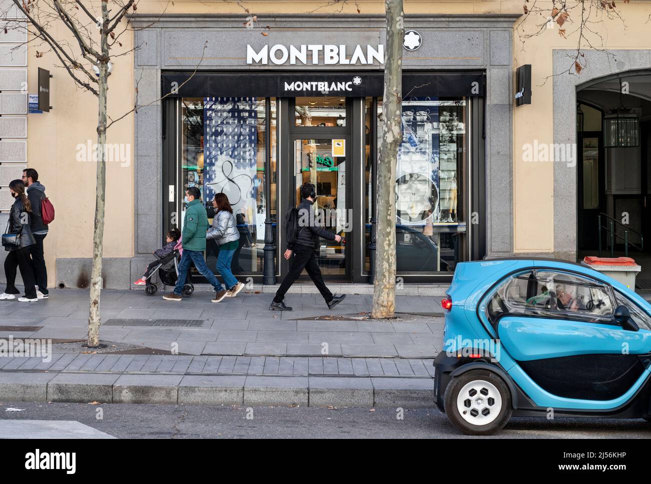 Madrid, Espagne. 22nd févr. 2022. Les piétons marchent devant le fabricant allemand d'instruments d'écriture de luxe, montres, bijoux magasin Montblanc en Espagne. (Image de crédit : © Xavi Lopez/SOPA Images via ZUMA Press Wire) Banque D'Images