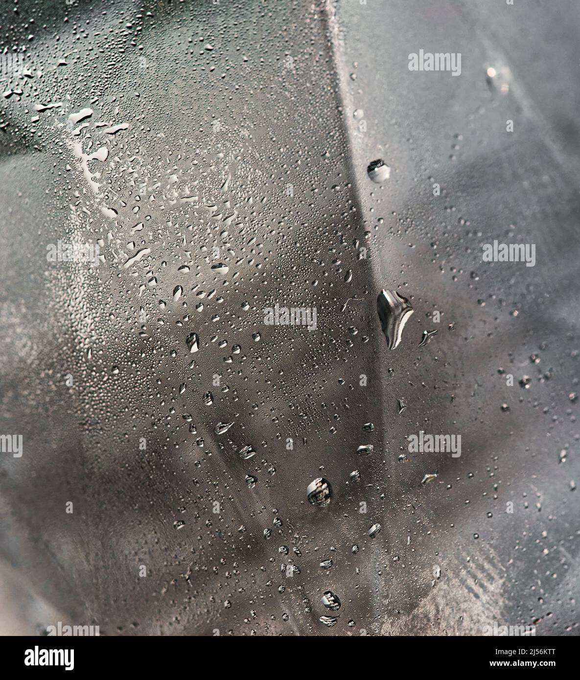 Gouttes de pluie sur la surface en verre Banque D'Images