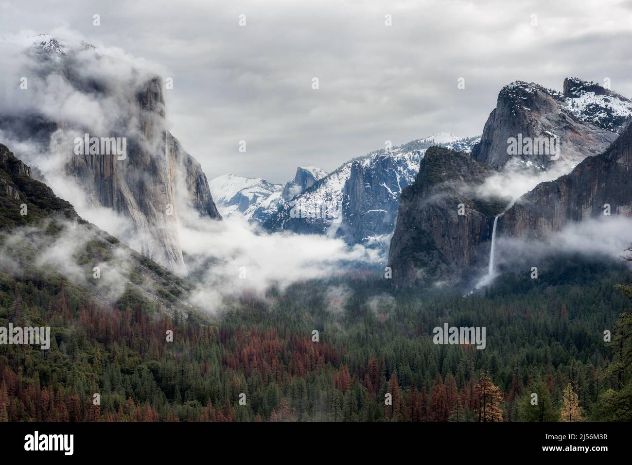 Vue sur Yosemite en hiver avec des nuages bas Banque D'Images