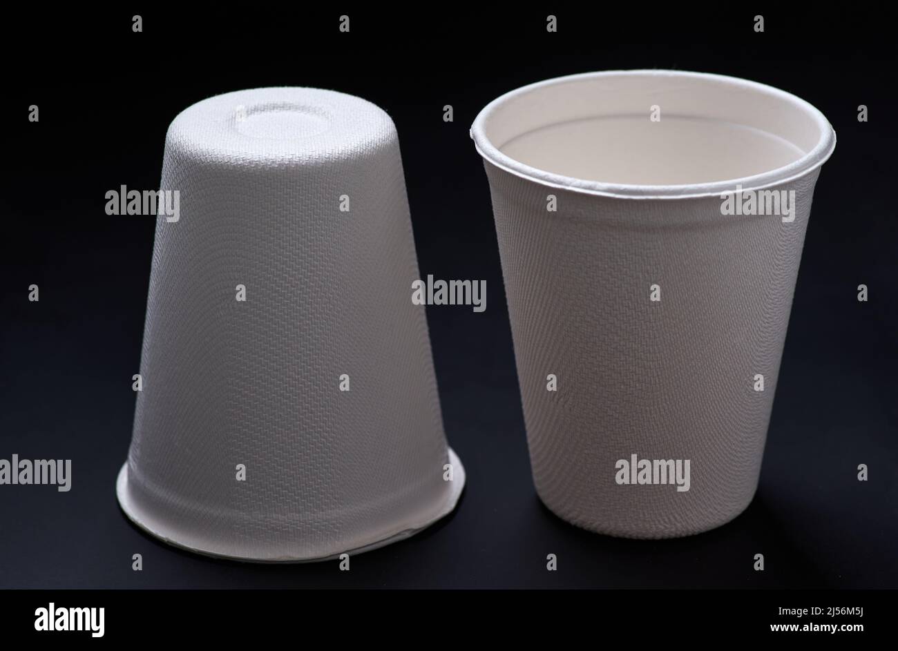 Tasse de papier sur fond noir Banque D'Images