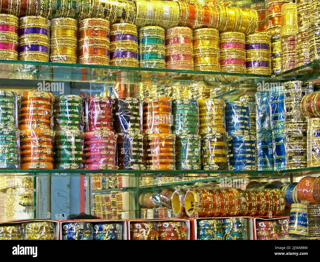 Les zones de Chawk Bazar dans le vieux Dhaka, connu comme le centre de tous  les types de bracelets, les magasins présentent des bracelets de  différentes couleurs et des dessins avant Eid-ul-Fitr.
