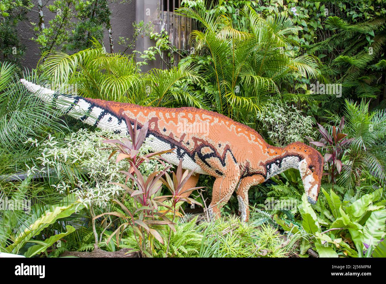 Singapour 9th avril 2022 : le lego a fabriqué un modèle de dinosaure Tethyshadros au zoo de Singapour. C'est un genre de dinosaure hadrosauroïde de Trieste, Italie Banque D'Images