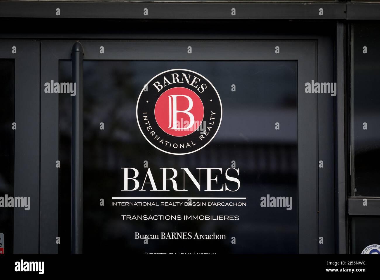 Photo d'une pancarte portant le logo de Barnes international Realty prise sur leur agence dans le centre ville de Bordeaux, France. Barnes Realty est un Frenc Banque D'Images