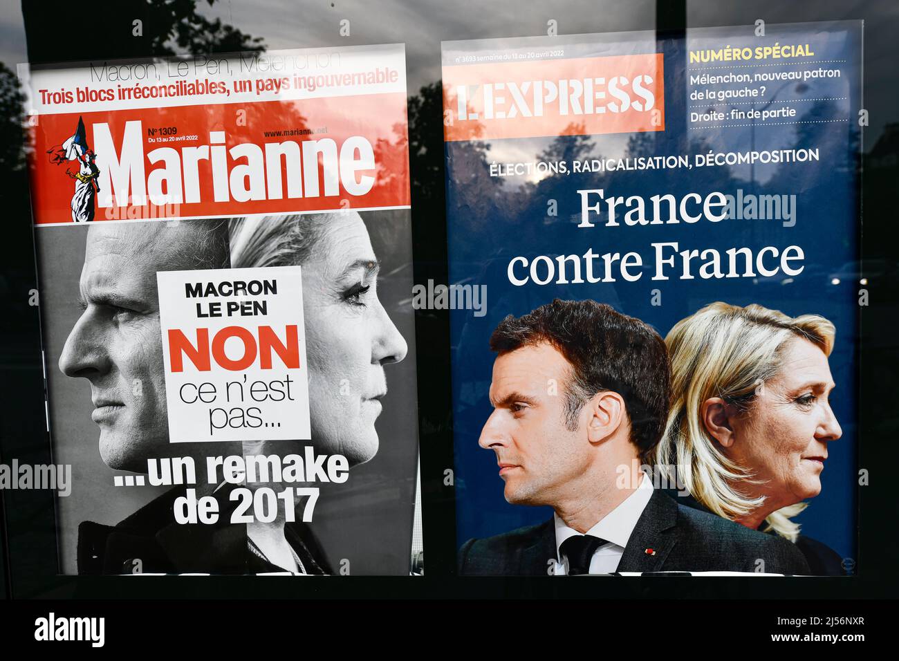 Paris, France, le 20 avril 2022, illustration du deuxième tour de l'élection présidentielle française entre le président actuel Emmanuel Macron et Marine le Pen ('RN', 'rassemblement National'), première page des hebdomadaires français 'Marianne' et 'l'Express' sur un kiosque à journaux (kiosque de presse) à Paris, France, le 20 avril 2022. Les électeurs français se dirigent vers les urnes pour voter le 24 avril 2022 pour le deuxième tour de l'élection présidentielle, pour élire leur nouveau président de la République. Banque D'Images