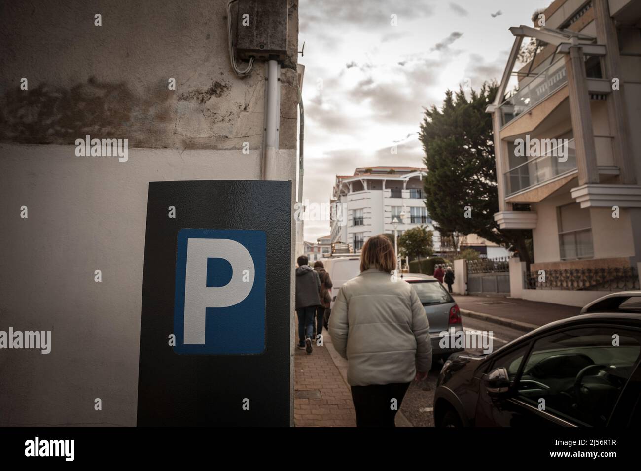 Photo d'un parcmètre de stationnement français, appelé parcmètre, avec son panneau bleu et blanc typique. Un parcmètre est un appareil utilisé pour collecter de l'argent en exchan Banque D'Images