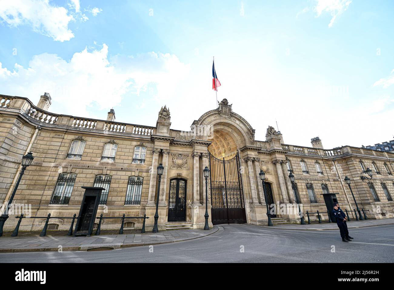 Paris, France, le 20 avril 2022. L'illustration montre l'entrée du Palais de l'Elysée (Palais de l'Elysée), résidence du Président de la République française à Paris, France, le 20 avril 2022. Les électeurs français se dirigent vers les urnes pour voter le 24 avril 2022 pour le deuxième tour de l'élection présidentielle, pour élire leur nouveau président de la République. Banque D'Images