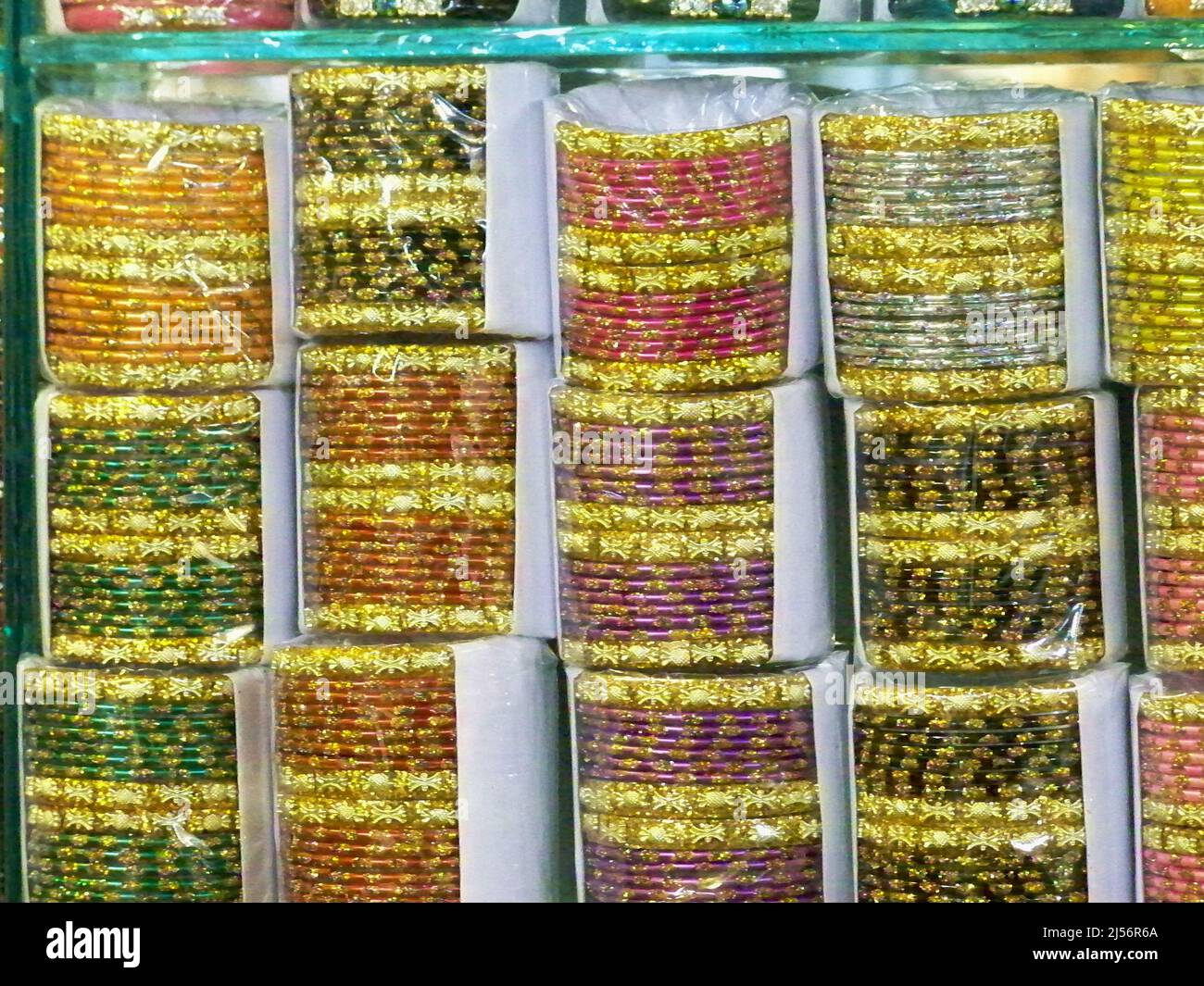 Dhaka, Dhaka, Bangladesh. 20th avril 2022. Les zones de Chawk Bazar dans le  vieux Dhaka, connu comme le centre de tous les types de bracelets, les  magasins présentent des bracelets de différentes