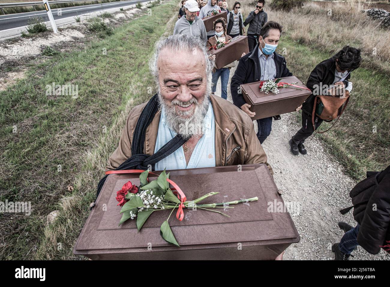 Les restes mortels des 7 corps sont transportés par le peuple jusqu'au cimetière Ibeas de Juarros. Le Coordonnateur provincial pour le rétablissement de la mémoire historique de Burgos organise un acte de réinhumation et d'hommage aux 7 corps trouvés dans une fosse de la Paredeja, à Ibeas de Juarros. Banque D'Images