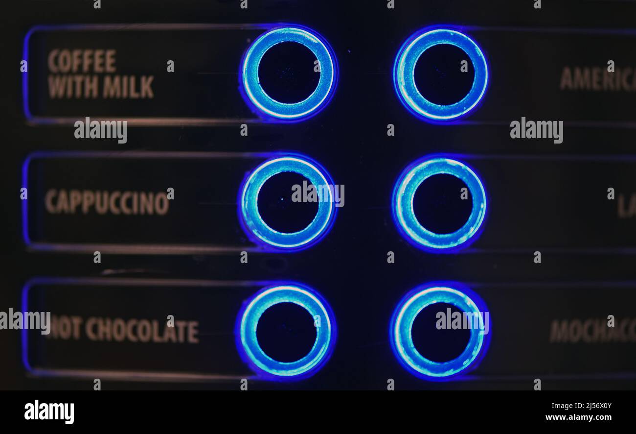 Sur une machine à café, les boutons indiquant le type de boisson s'allument en bleu Banque D'Images