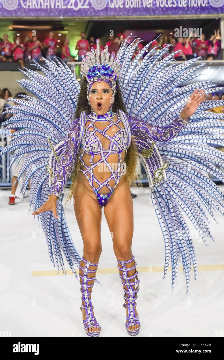 Avril 22 Rio De Janeiro Rio De Janeiro Bresil La Reine Des Tambours Tania Dalay D Em Cima Da Hora Lors De La Parade Des Ecoles De Samba Du Groupe Serie