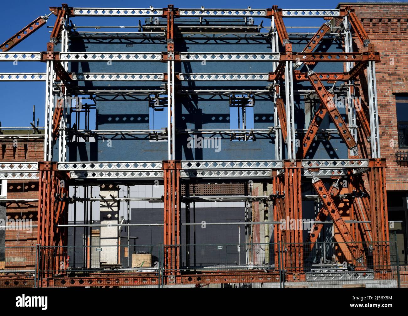Les supports métalliques pour une ancienne façade architecturale en brique la maintiennent en place et la protègent jusqu'à ce qu'un nouveau bâtiment puisse être construit Banque D'Images