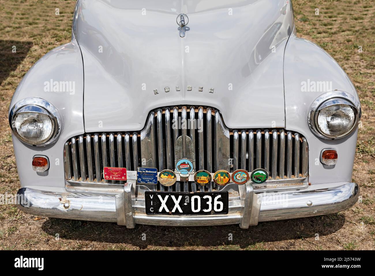 Cars Australia / Old FX Holden Sedan dans la ville aurifère de Clunes dans le Victoria Australie. Banque D'Images