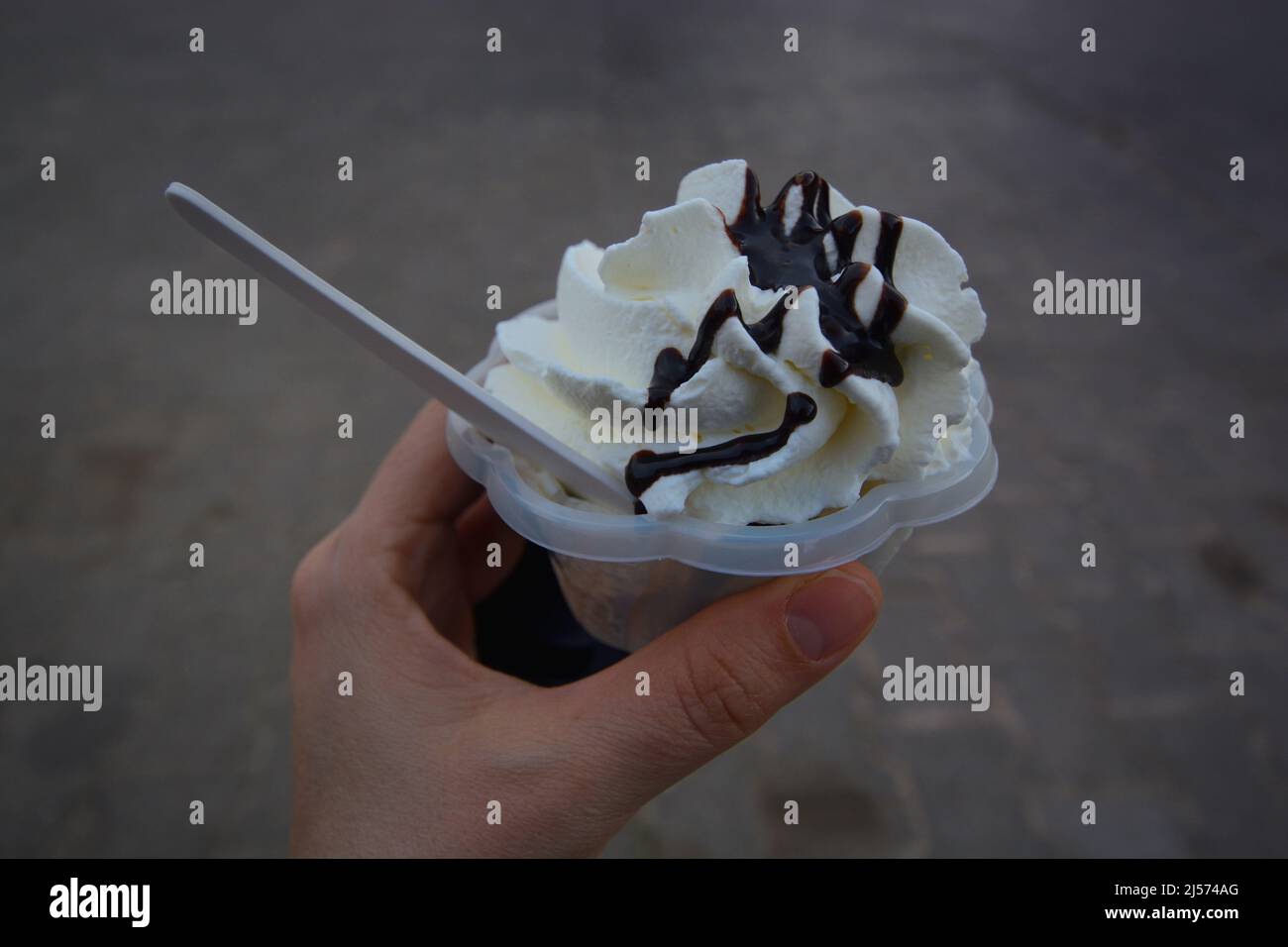 Yaourt glacé fouetté ou glace à la vanille tenu à la main Banque D'Images