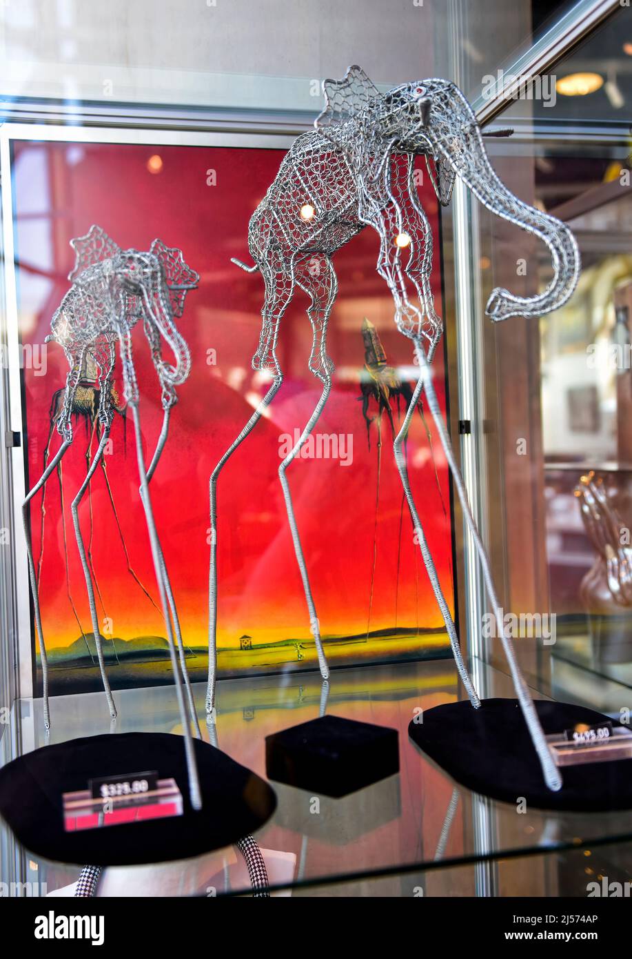 Eléphants aux jambes longues dans la boutique de cadeaux du musée Salvador Dali à Saint-Pétersbourg, Floride Banque D'Images