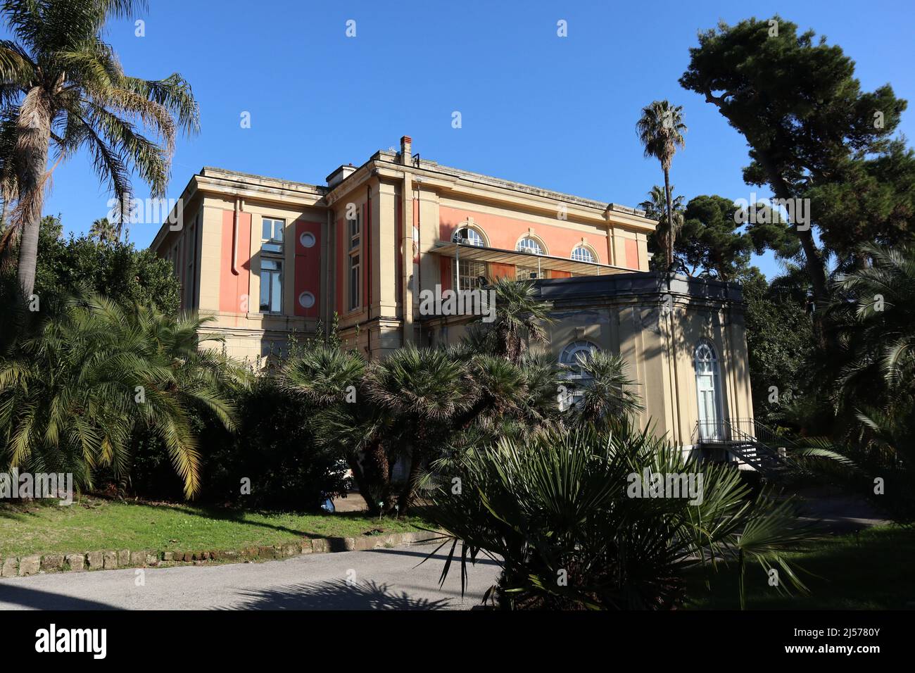 Napoli - Scorcio posteriore del Dipartimento di Biologia Vegetale nel Real Orto Botanico Banque D'Images