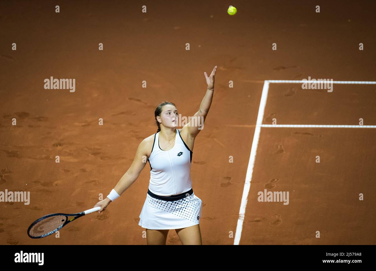 Jule Niemeier d'Allemagne en action contre Bianca Andreescu du Canada lors de la première manche du Grand Prix de tennis Porsche WTA 500 2022, le 19 avril 2022, à la Porsche Arena de Stuttgart, Allemagne - photo : Rob Prange/DPPI/LiveMedia Banque D'Images