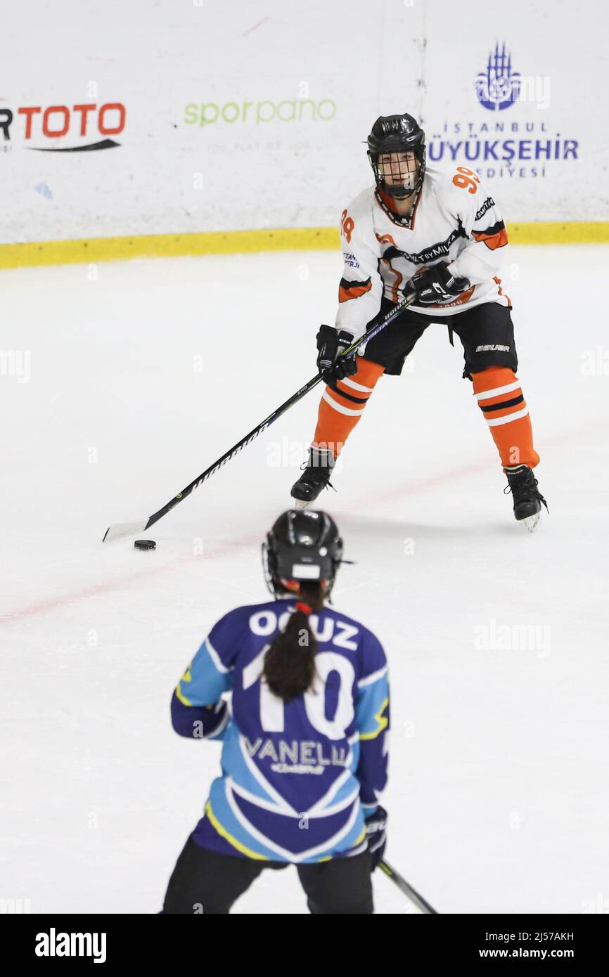 ISTANBUL, TURQUIE - 25 DÉCEMBRE 2021: Joueurs en action pendant la municipalité métropolitaine d'Istanbul contre le match de ligue des femmes turques des FLA Banque D'Images