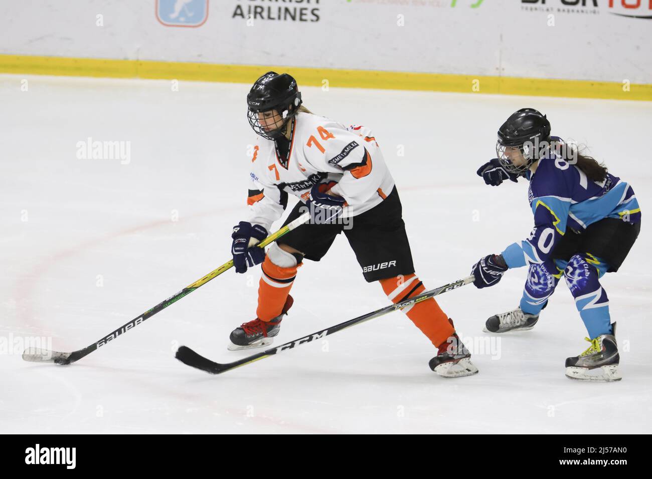 ISTANBUL, TURQUIE - 25 DÉCEMBRE 2021: Joueurs en action pendant la municipalité métropolitaine d'Istanbul contre le match de ligue des femmes turques des FLA Banque D'Images