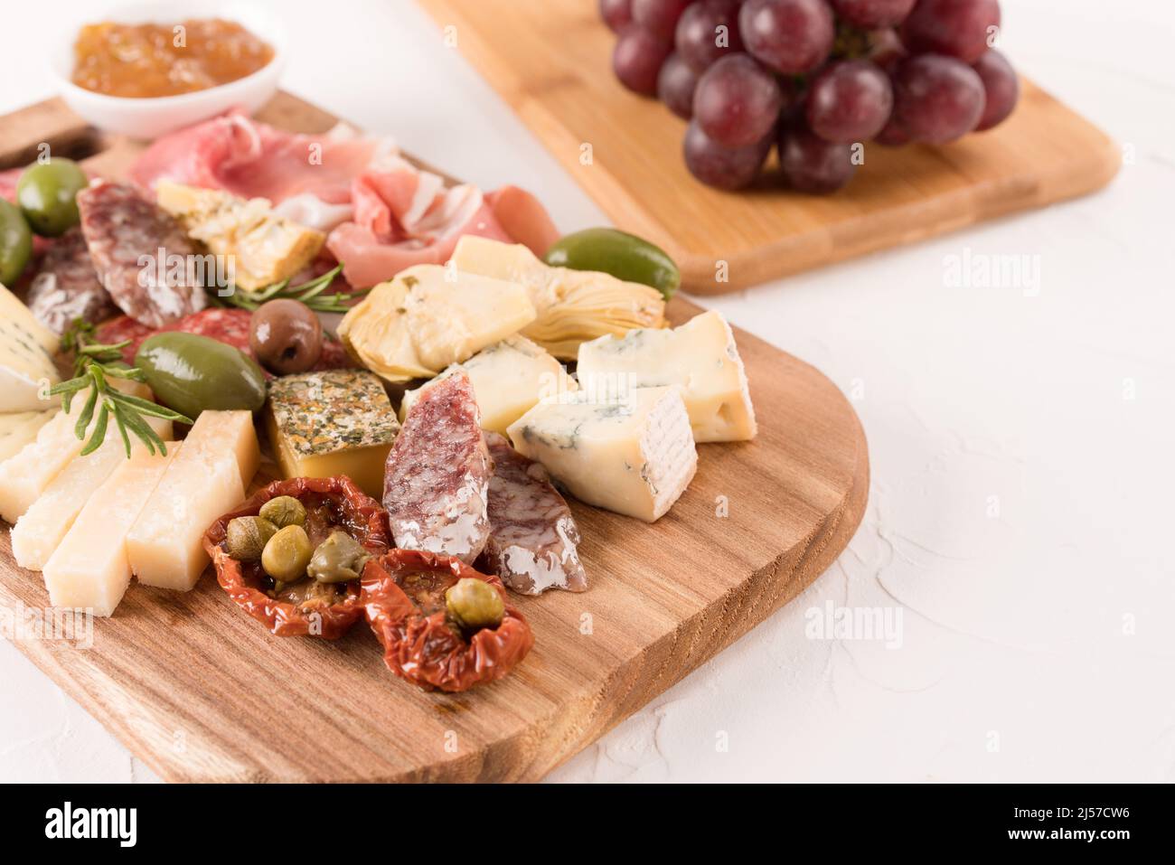 Hors-d'œuvre italien traditionnel, tableau d'antipasti avec assortiment