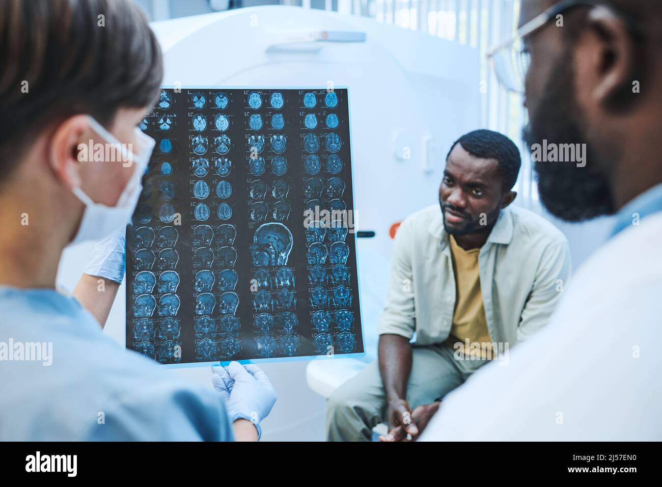 Équipe de neurologues analysant la TDM cérébrale d'un patient afro-américain à l'hôpital Banque D'Images