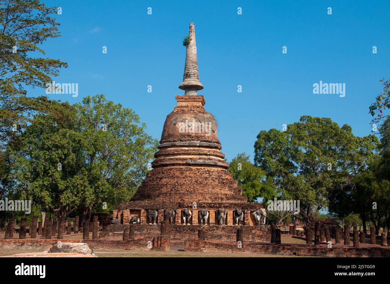 Thaïlande: Wat Chang LOM, Parc historique de Sukhothai, Old Sukhothai. Sukhothai, qui signifie littéralement 'Dawn of Happiness', était la capitale du Royaume de Sukhothai et fut fondée en 1238. Elle a été la capitale de l'Empire thaïlandais pendant environ 140 ans. Banque D'Images