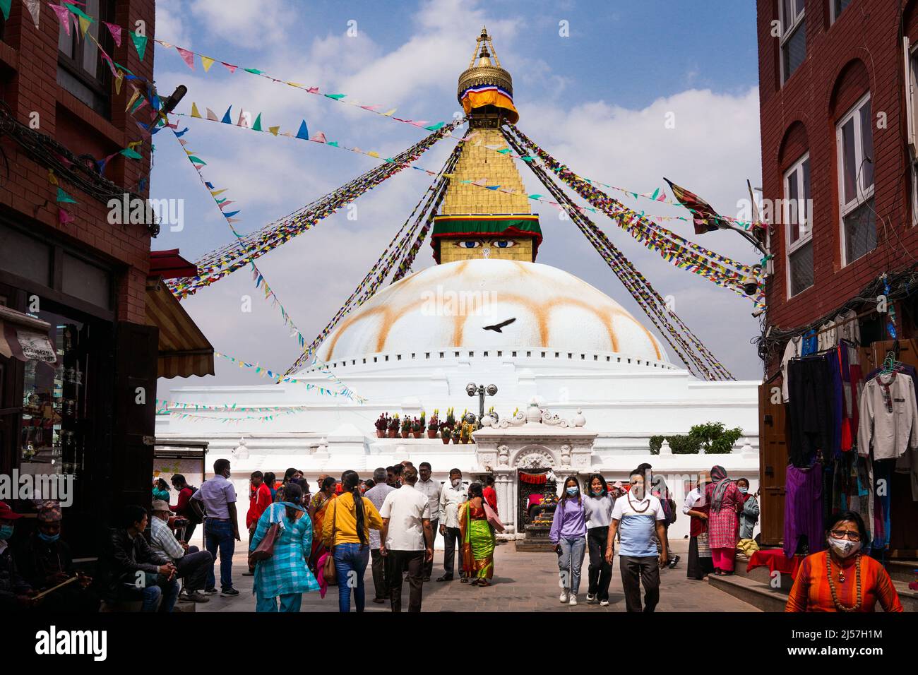 Les drapeaux bouddhistes volent devant le Bodnath Stupa, temple bouddhiste de Katmandou, Népal Banque D'Images