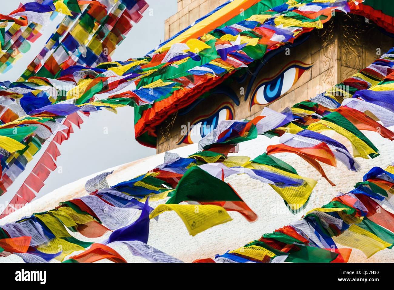 Les drapeaux bouddhistes volent devant les yeux magiques Bodnath Stupa, temple bouddhiste à Katmandou, Népal Banque D'Images