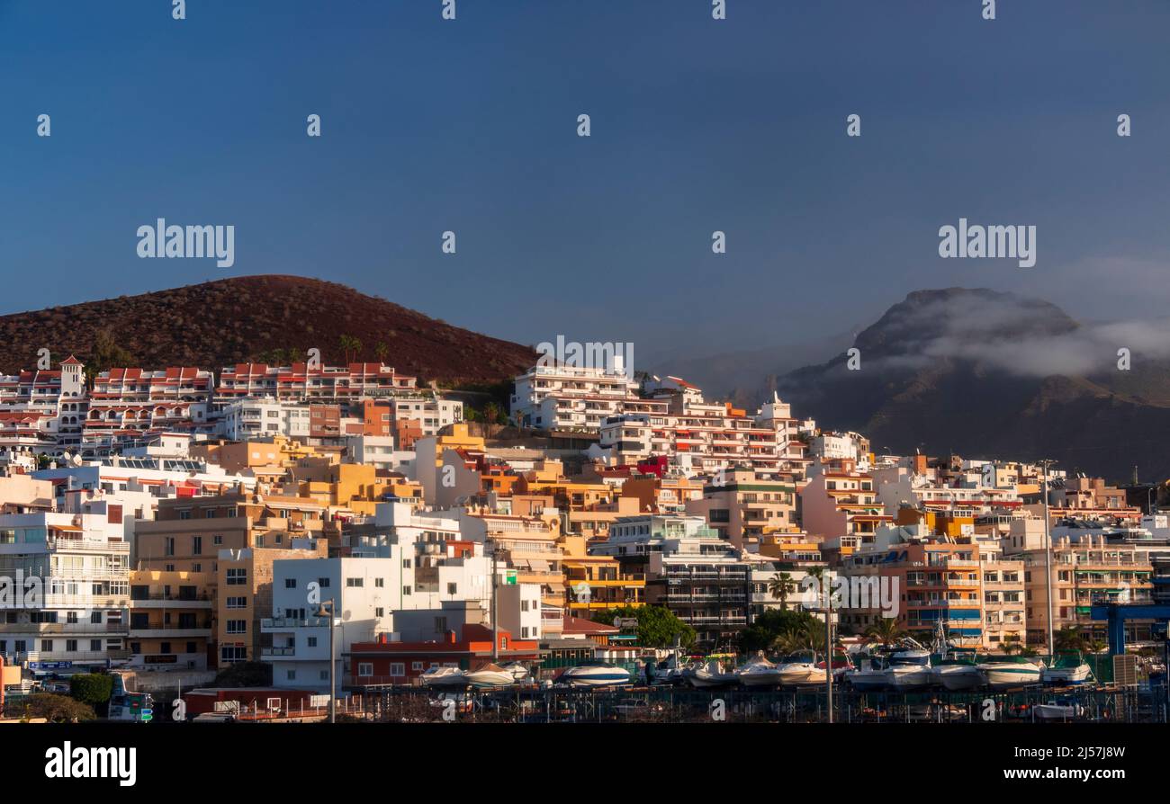 Promenade le matin le long de la promenade de Los Cristianos sur la côte sud des îles Canaries de Ténérife Banque D'Images