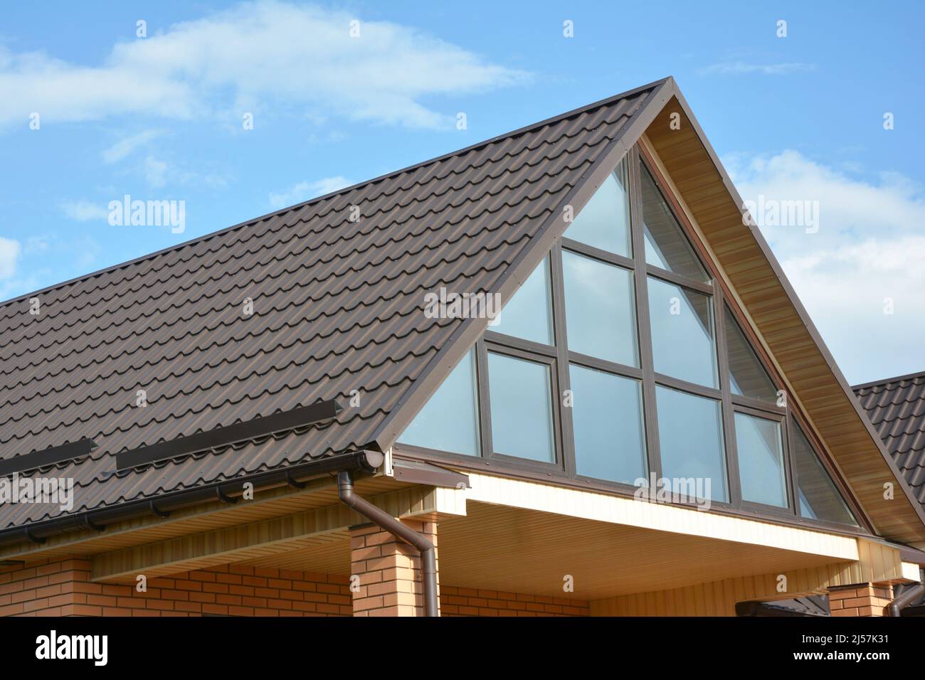 Maison moderne avec grenier, toit en métal, gouttière, fenêtre panoramique Skylight Banque D'Images