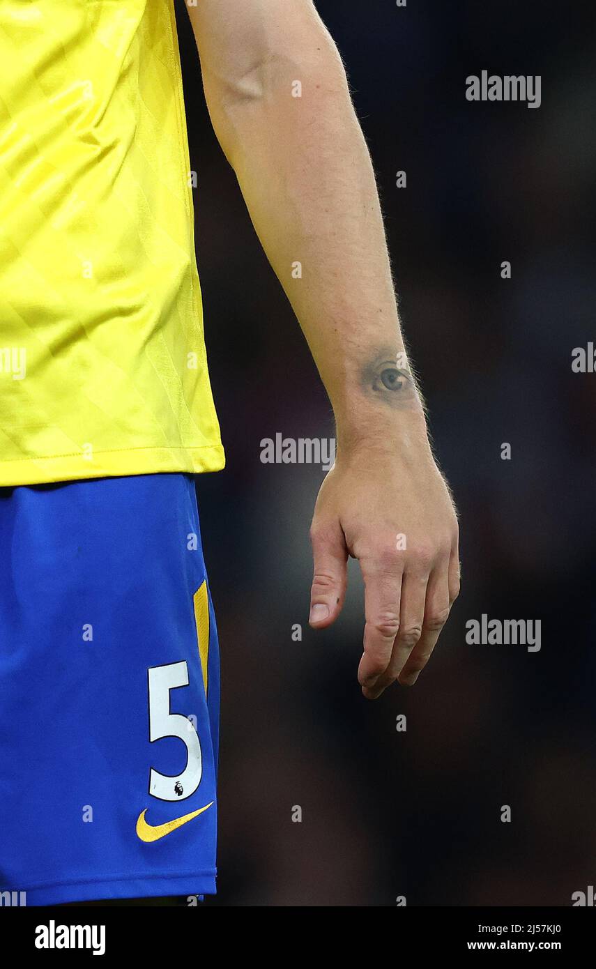 Manchester, Angleterre, 20th avril 2022. Un tatouage sur le bras de Lewis Dunk de Brighton lors du match de la Premier League au Etihad Stadium, Manchester. Le crédit photo doit être lu : Darren Staples / Sportimage Banque D'Images