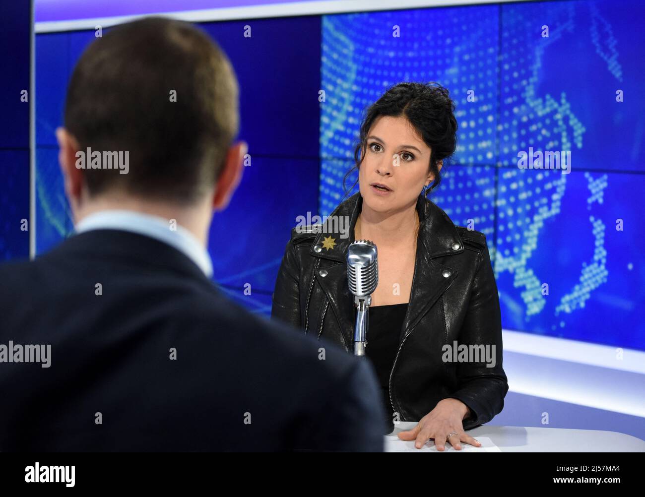 Jordan Bardella est interviewé par Apolline de Malherbe sur RMC/BFMTV à Paris, France le 21 avril 2022 photo par Alain Apaydin/ABACAPRESS.COM Banque D'Images