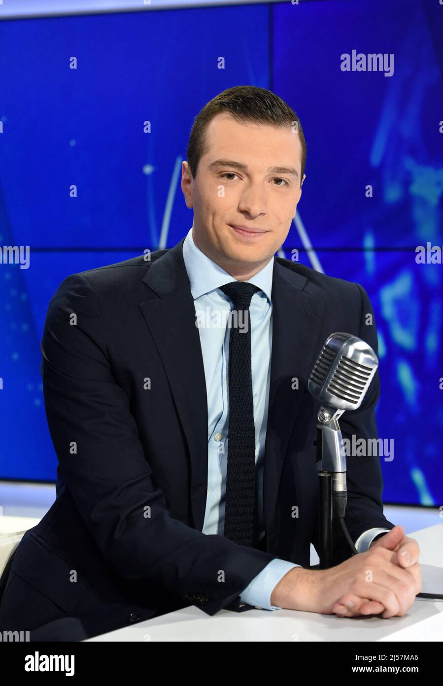 Jordan Bardella est interviewé par Apolline de Malherbe sur RMC/BFMTV à Paris, France le 21 avril 2022 photo par Alain Apaydin/ABACAPRESS.COM Banque D'Images