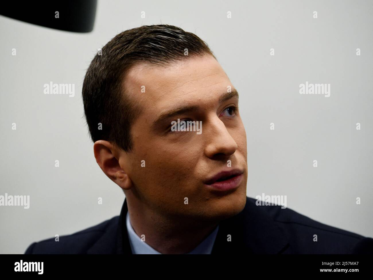 Jordan Bardella est interviewé par Apolline de Malherbe sur RMC/BFMTV à Paris, France le 21 avril 2022 photo par Alain Apaydin/ABACAPRESS.COM Banque D'Images