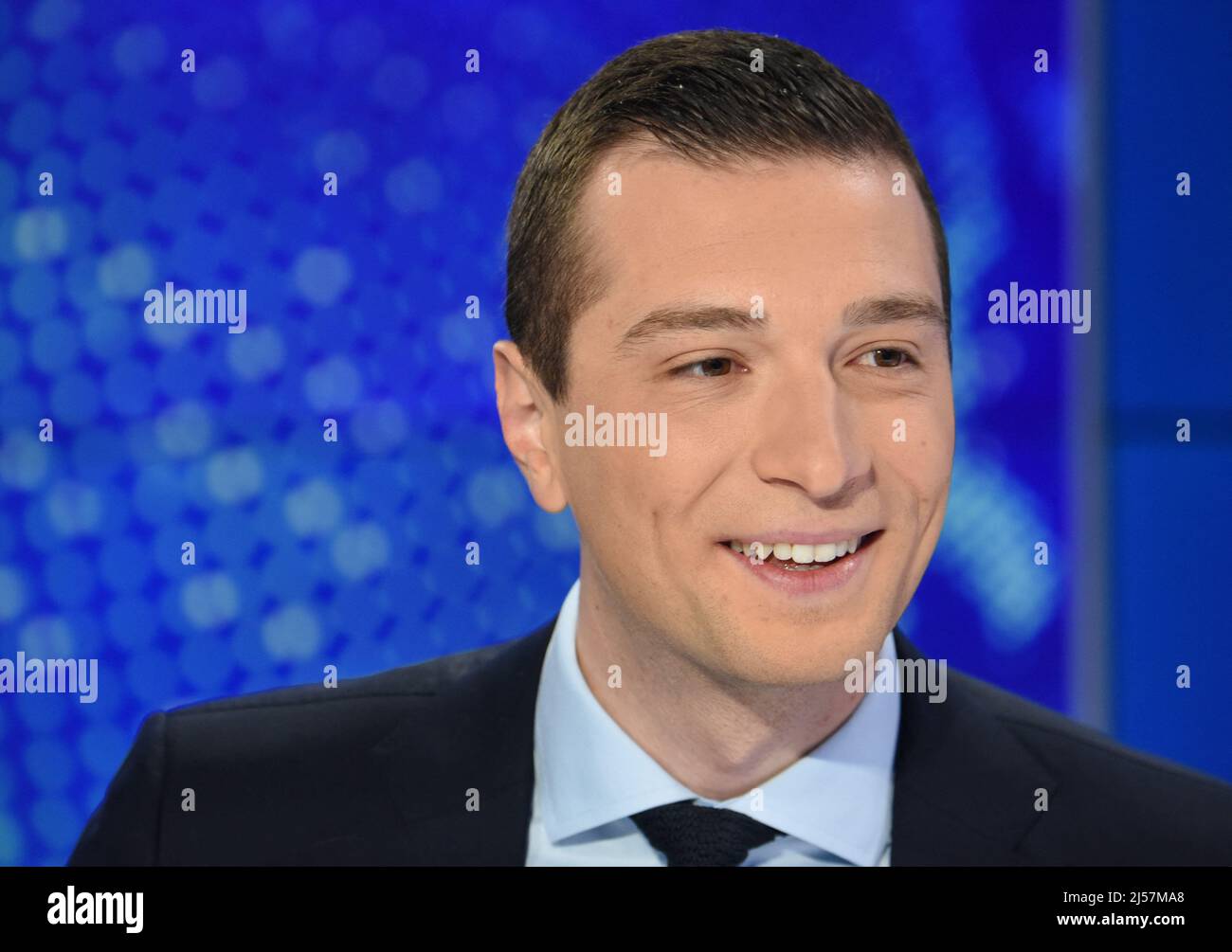 Jordan Bardella est interviewé par Apolline de Malherbe sur RMC/BFMTV à Paris, France le 21 avril 2022 photo par Alain Apaydin/ABACAPRESS.COM Banque D'Images