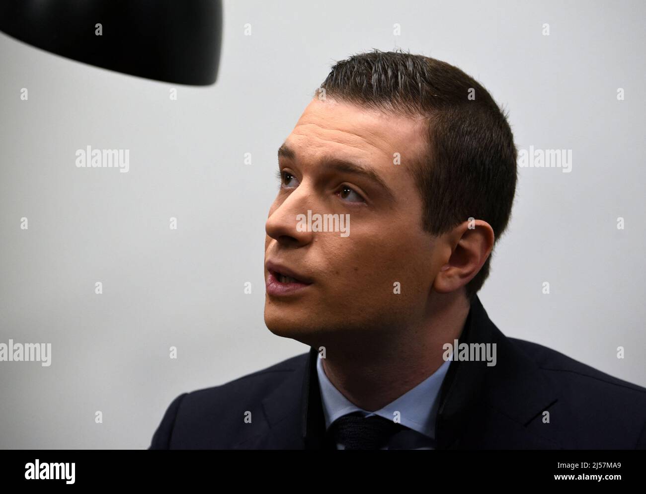 Jordan Bardella est interviewé par Apolline de Malherbe sur RMC/BFMTV à Paris, France le 21 avril 2022 photo par Alain Apaydin/ABACAPRESS.COM Banque D'Images